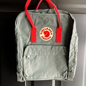 Fjallraven Kånken 13” laptop Backpack in Green with pink Handles